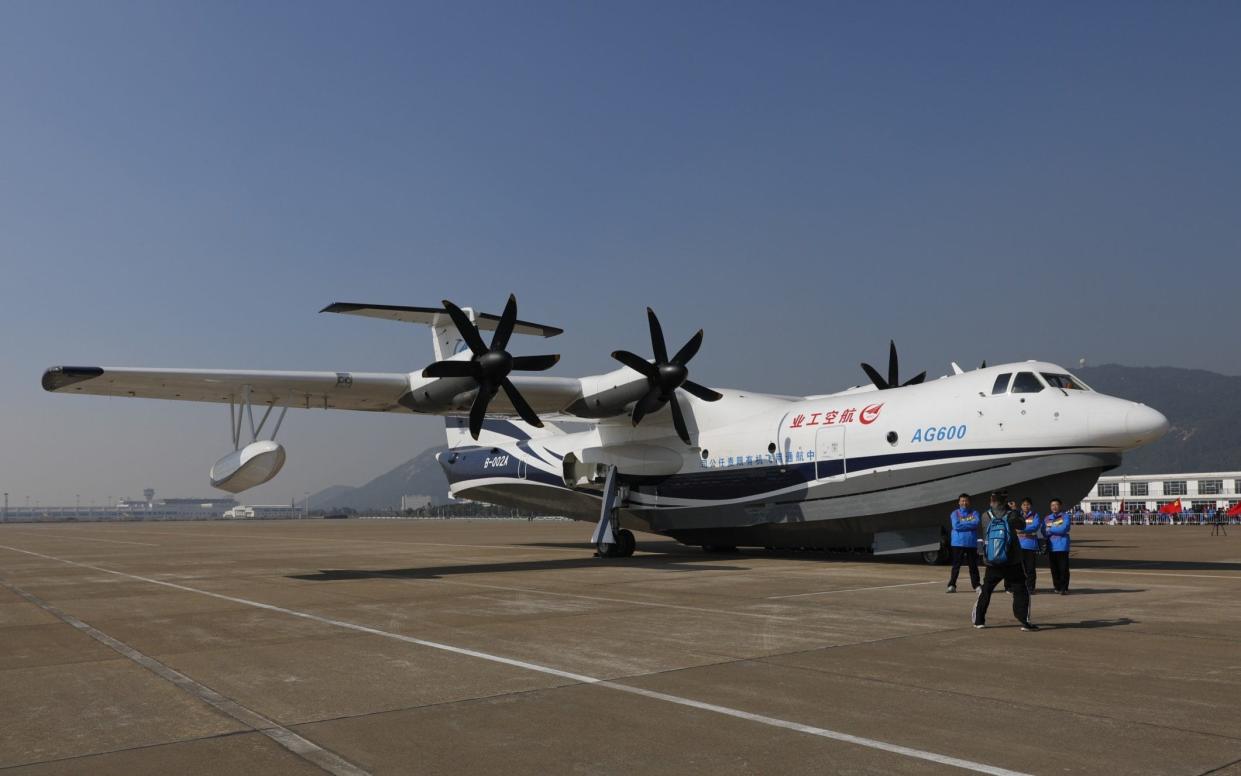 Over land (and sea): the AG600 has a wingspan of almost 40 meters - Visual China Group