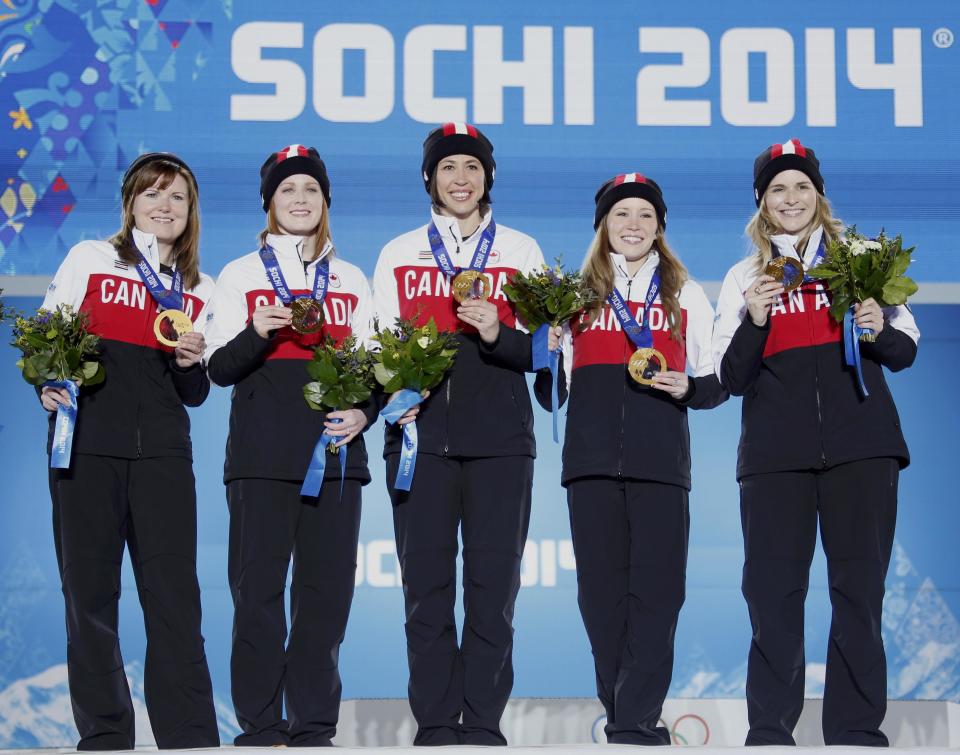 Gold medallists Canada's Jennifer Jones, Kaitlyn Lawes, Jill Officer, Dawn McEwen and Kirsten Wall (R-L) pose during the victory ceremony for the women's curling competition at the 2014 Sochi Winter Olympics February 22, 2014. REUTERS/Eric Gaillard (RUSSIA - Tags: OLYMPICS SPORT CURLING)