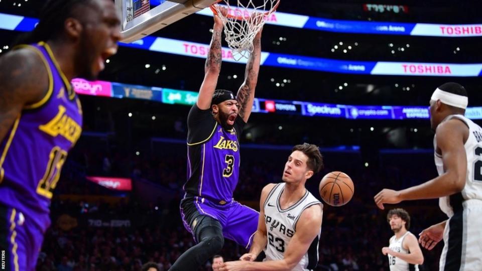 Los Angeles Lakers forward Anthony Davis dunks against the San Antonio Spurs