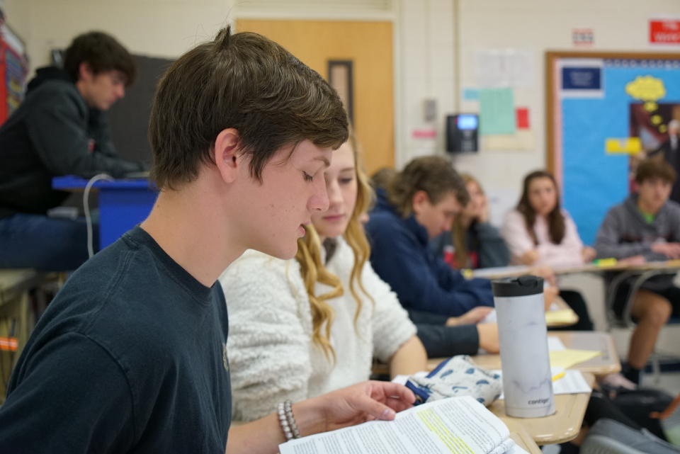 Landon Hackney, estudiante de 10mo grado de la Chatham Central High School de Bear Creek, Carolina del Norte, expresa sus puntos de vista durante una clase de educación cívica el 5 de noviembre del 2019. En muchas escuelas se está usando el posible juicio político de Donald Trump como una herramienta educativa. (AP Photo/Allen G. Breed)