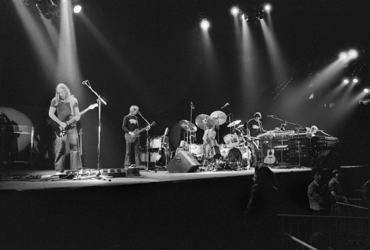ROTTERDAM, NETHERLANDS - FEBRUARY: Pink Floyd perform on stage at Ahoy in Rotterdam, Netherlands in February 1977 during the Animals tour. L-R David Gilmour, Snowy White, Nick Mason, Roger Waters, Rick Wright. (Photo by Gijsbert Hanekroot/Redferns)