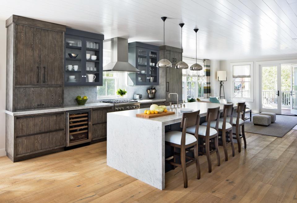 No matter where you live or the age of your house, you can re-create the bygone charisma and rural charm of a farmhouse kitchen. These eye-catching farmhouse kitchen designs will show you how.