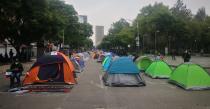 El campamento del Frente Nacional Anti AMLO (Frena) amaneció este domingo con poca gente, comparada con la que se instaló este sábado a lo largo de Avenida Juárez, desde Eje Central hasta Paseo de la Reforma. El movimiento buscaba ocupar el zócalo capitalino hasta que renunciará el mandatario López Obrador. Pero policías capitalinos les impidieron el paso. 