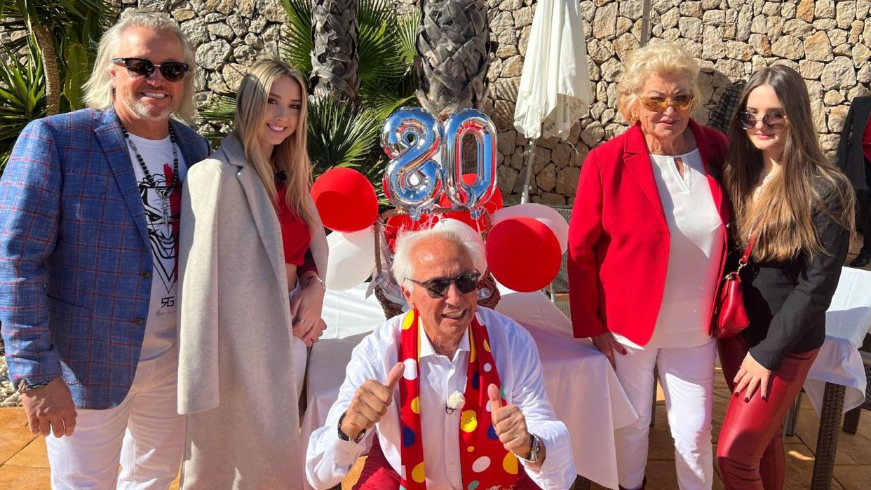 Zu Margrets 80. Geburtstag versammelt sich die ganze Familie Geiss in Spanien. (Bild: RTLZWEI)