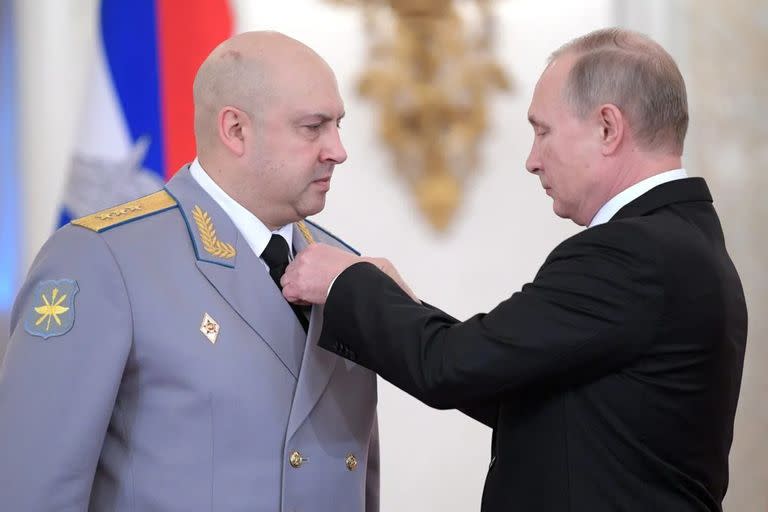 Surovikin junto a Putin, en el pasado