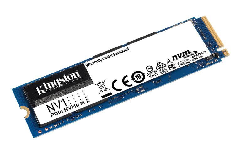 Un SSD de Kingston con conector NV1 (PCIe NVMe M.2); ocupa un tama&#xf1;o similar al de la RAM