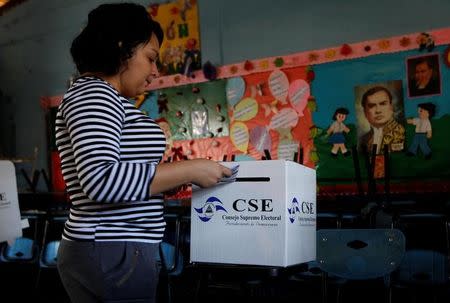 A woman casts her vote during the Nicaragua's presidential election at a polling station in Managua, November 6, 2016. REUTERS/Oswaldo Rivas