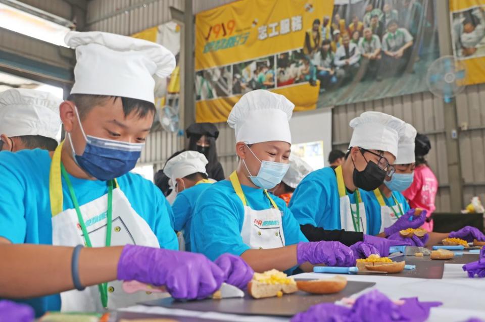 新北市環保小局長昨日「惜食X創意」課程，讓小局長變身小廚師利用食物銀行的格外品製作糕餅，體驗珍惜食物。　（記者吳瀛洲攝）