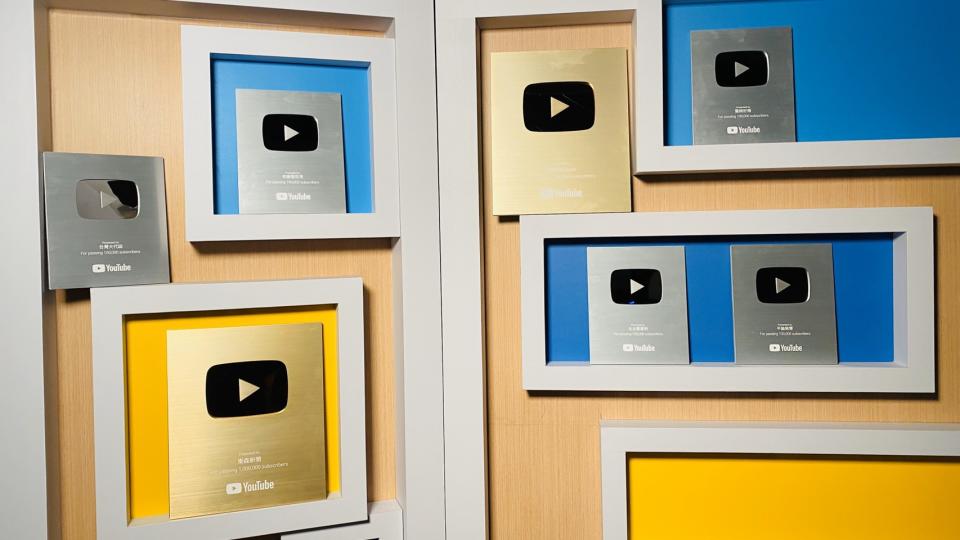 東森電視集團共榮獲7面十萬以及百萬訂閱YouTube獎牌（圖／東森新聞）