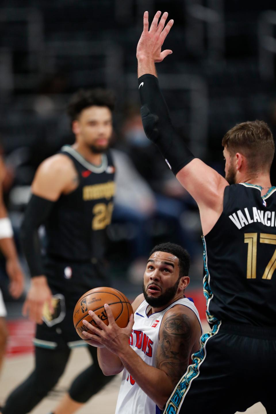 Detroit Pistons guard Cory Joseph drives to the basket against Memphis Grizzlies center Jonas Valanciunas during the first quarter at Little Caesars Arena, May 6, 2021.