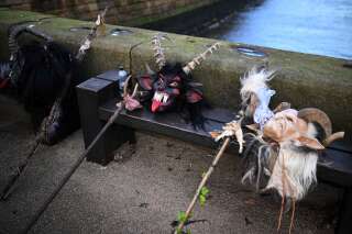 Quelques masques et accessoires pour ceux qui s’apprêtent à se déguiser en Krampus lors du Whitby Krampus Run, à Whitby (Angleterre), le 2 décembre 2023. L’aspect horrifique de ce personnage attire de plus en plus d’Américains.. PHOTO OLI SCARFF/AFP