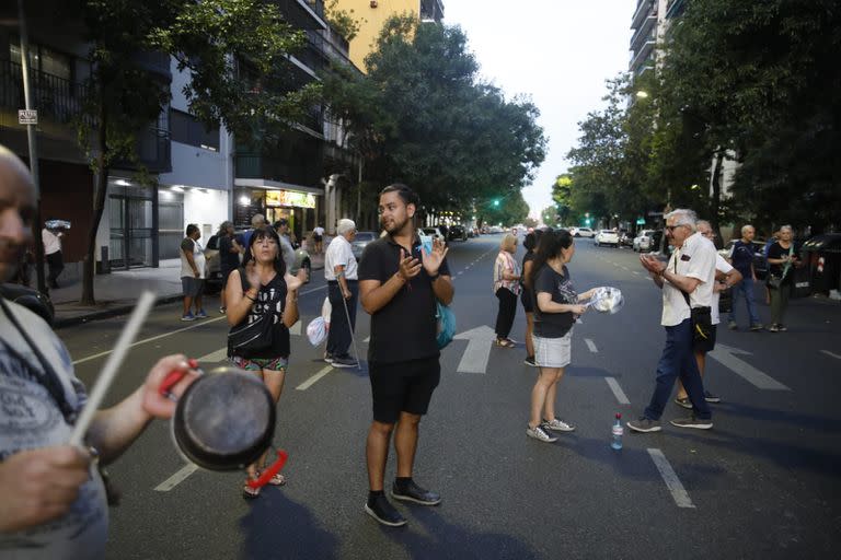 Por los cortes de luz, muchos vecinos salieron a la calle para protestar