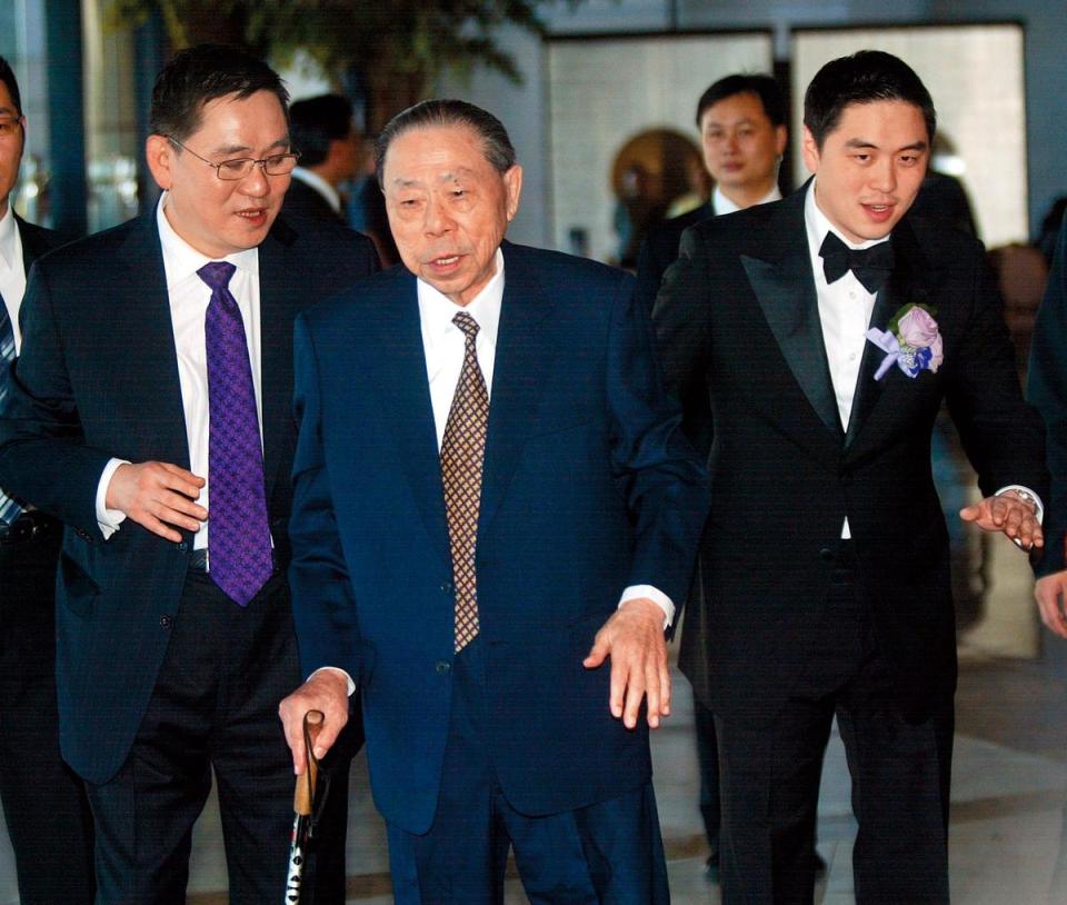 王泉仁（右）當初跟李晶晶的「世紀婚禮」盛大，連王永在（中）都到場祝賀，他已於2014年逝世。（東方IC）