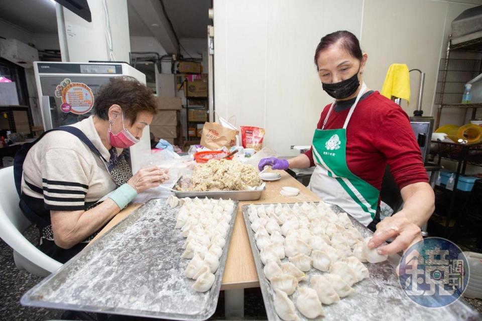 陳玨里的母親(左)每天早上六點會到店裡幫忙陳玨里（右）包水餃。