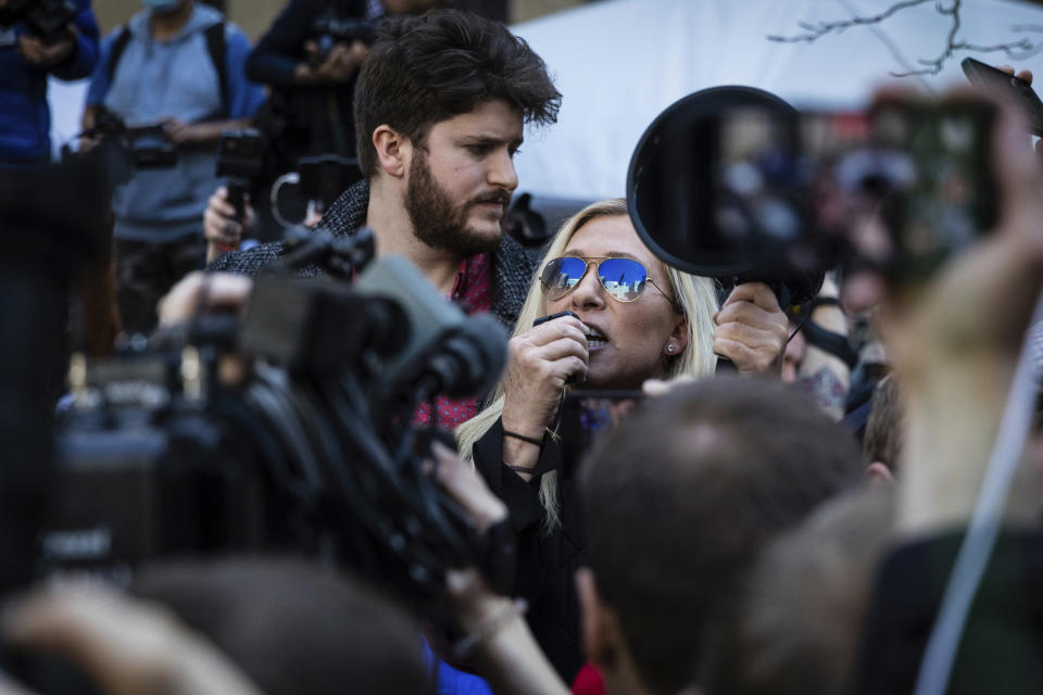 La representante Marjorie Taylor Greene, republicana por Georgia, habla durante una protesta en el parque Collect Pond, frente a la fiscalía de distrito de Manhattan, el martes 4 de abril de 2023 en Nueva York. (AP Foto/Stefan Jeremiah)