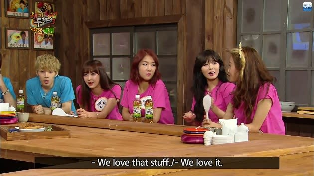 Dasom and Hyuna are big fans of Singapore's kaya toast. (Screengrab from YouTube video)