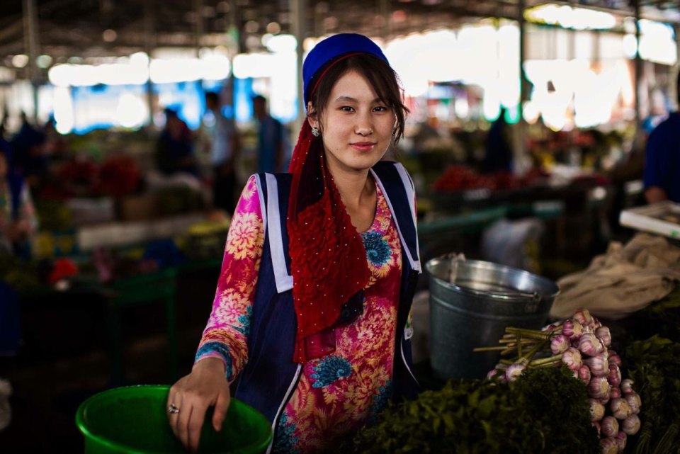 Tadjikistan. Sur le marché de Douchanbé, au Tadjikistan, en Juillet 2015, Mihaela est tombée sur cette femme Ouzbèke qui vendait des fleurs et l’a photographiée. 