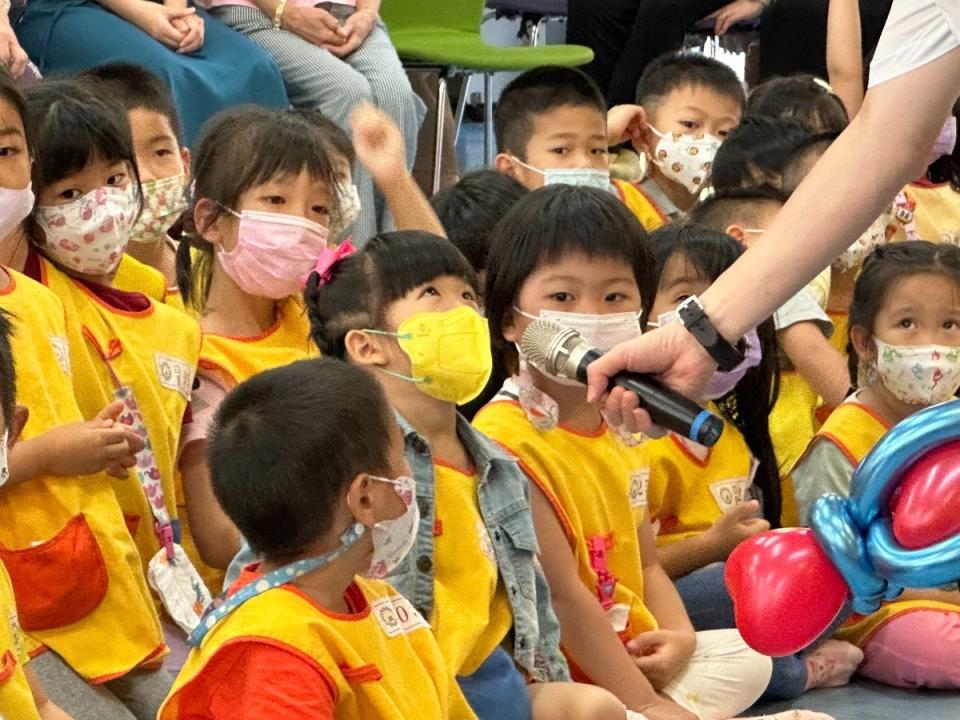 新北市創立幼兒園故事志工團，未來也將運用數位轉型，讓幼兒透過線上，親子一同聆聽故事，感受閱讀的美好，落實新北市「為幸福而教」。   圖：新北市教育局提供