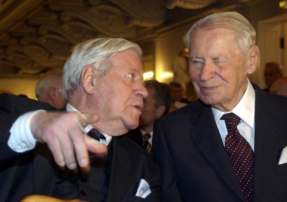 Der frühere Bundeskanzler Helmut Schmidt unterhält sich am 18.06.2003 im Berliner Schauspielhaus mit dem Unternehmer Werner Otto (Bild: dpa).