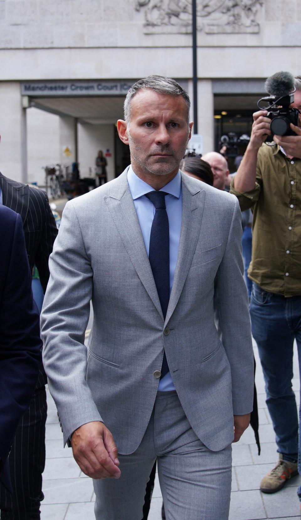 El exfutbolista del Manchester United, Ryan Giggs, abandona el Tribunal de la Corona de Manchester (Peter Byrne/PA/PA Wire)