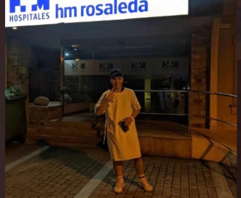 Un joven español muy fanático de Duki, se escapó del hospital en bata para regresar al festival en el que se presentaba su ídolo. Captura Twitter @adrianmesejo