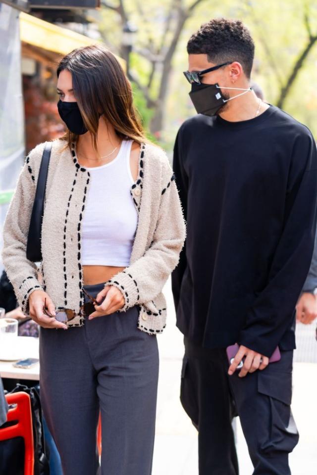 No Chill on Instagram: #BadBunny and #KendallJenner were seen leaving from  the same restaurant after fans had already speculated that they are dating.  Swipe for some of the internets reactions! 👉