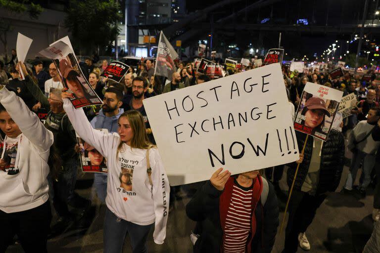 Familiares de los rehenes y otros manifestantes protestan frente al Ministerio de Defensa en Tel Aviv