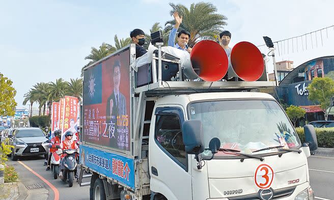 國民黨台南市長候選人謝龍介（中）24日下午也展開車隊掃街。（曹婷婷攝）