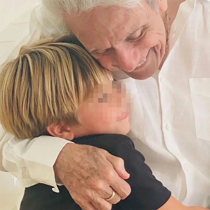 Sasha, en una imagen muy tierna con su abuelo, William Mebarak