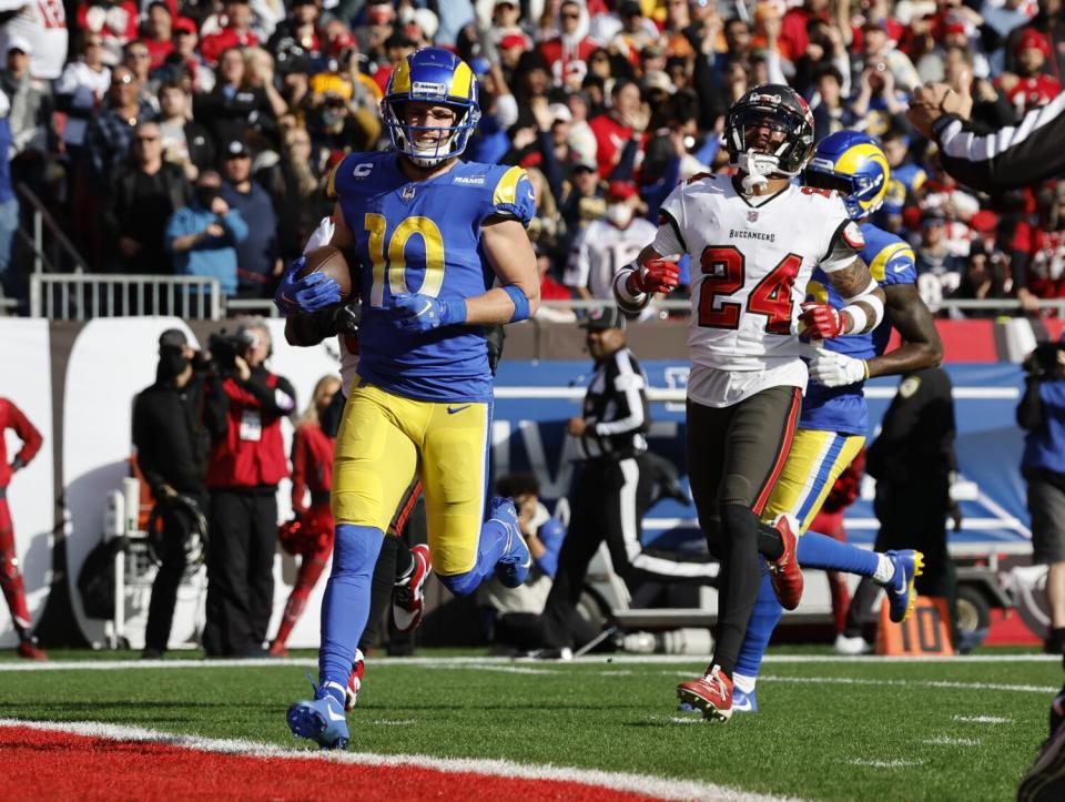 Rams receiver Cooper Kupp (10) scores easily after a catch past Buccaneers corner Carlton Davis (24) in the first half.