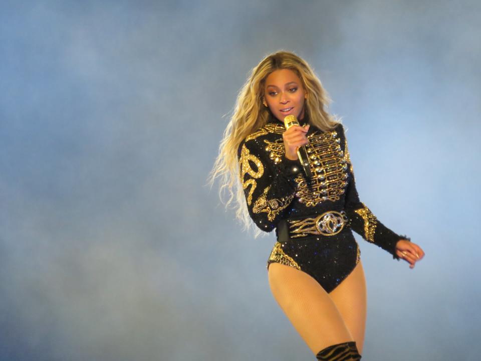 <p>In das teuerste Mikrofon, das je versteigert wurde, sang Beyoncé auf der „Formation World Tour“ ihre Hits. Eine US-Amerikanerin bezahlte für das gute Stück umgerechnet 10.106 Euro und schenkte es ihrem Sohn zum 13. Geburtstag. </p>