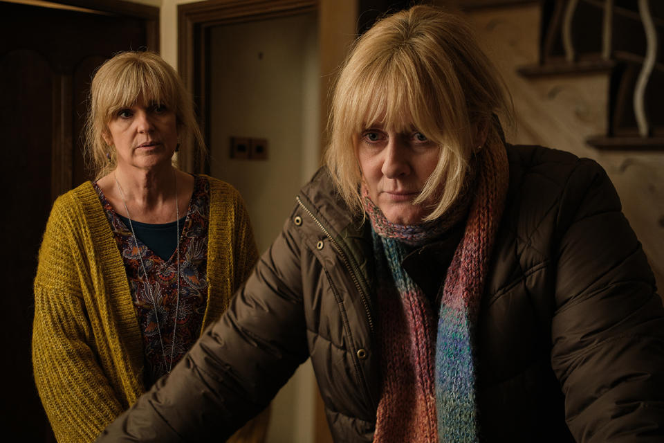 Siobhan Finneran et Sarah Lancashire jouent les sœurs Clare et Catherine.  (BBC)