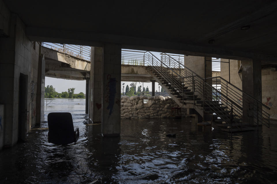 El agua inunda una estructura en Jersón, Ucrania, el 6 de junio de 2023.(AP Foto/Evgeniy Maloletka)