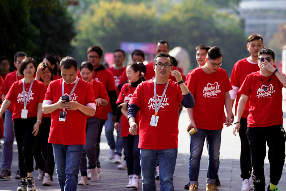 Dipendenti di Alibaba vicino alla sede del colosso cinese nel giorno dei single. REUTERS/Aly Song 11 novembre 2019. 