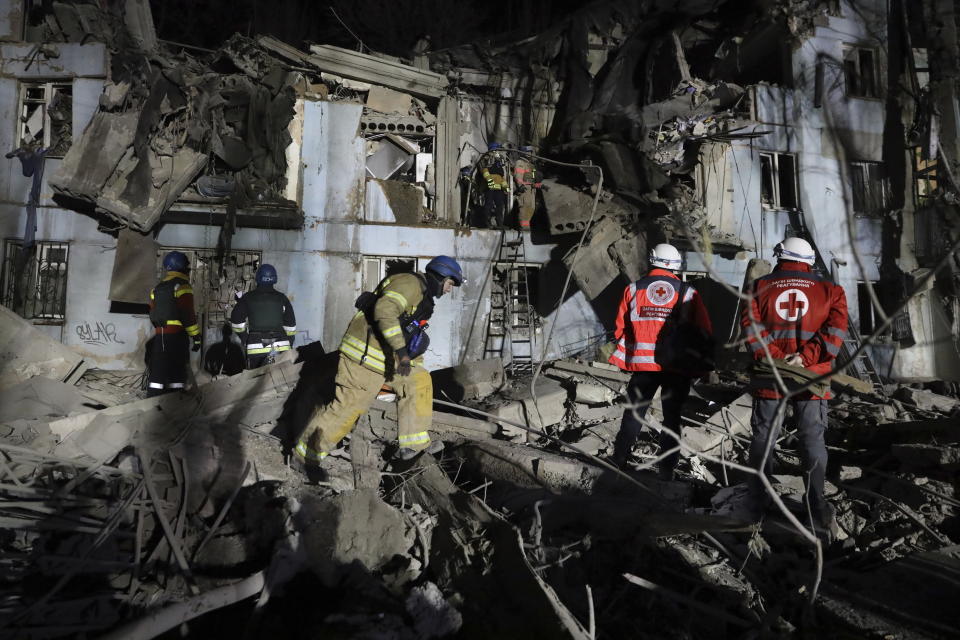 Bomberos de los servicios de emergencias ucranianos inspeccionan una vivienda dañada tras un bombardeo ruso, en Zaporiyia, Ucrania, el 2 de marzo de 2023. (AP Foto/Kateryna Klochko)