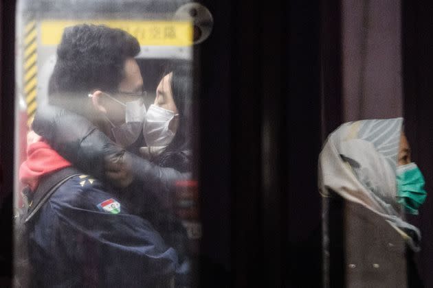 Una pareja con mascarilla se besa en el metro de Hong Kong durante el Año Nuevo lunar, el 27 de enero de 2020.