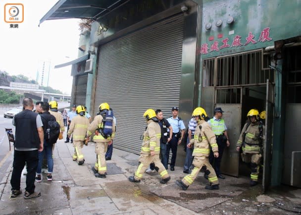  大批警員及消防在工廈調查。（梁國雄攝）