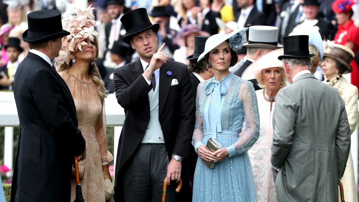 König Willem-Alexander (l-r), Königin Maxima der Niederlande, der britische Prinz William, dessen Frau Kate,, Camilla  und Prinz Charles beim Pferderennen Royal Ascot.