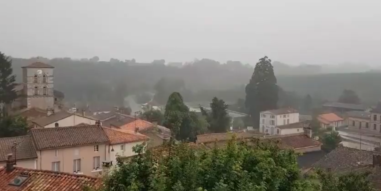 À droite, le séquoia centenaire d’Augé dans les Deux-Sèvres, quelques secondes avant son explosion.