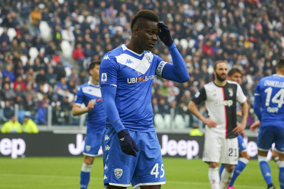 El futbolista italiano Mario Balotelli disputando un partido con el Brescia contra la Juventus.