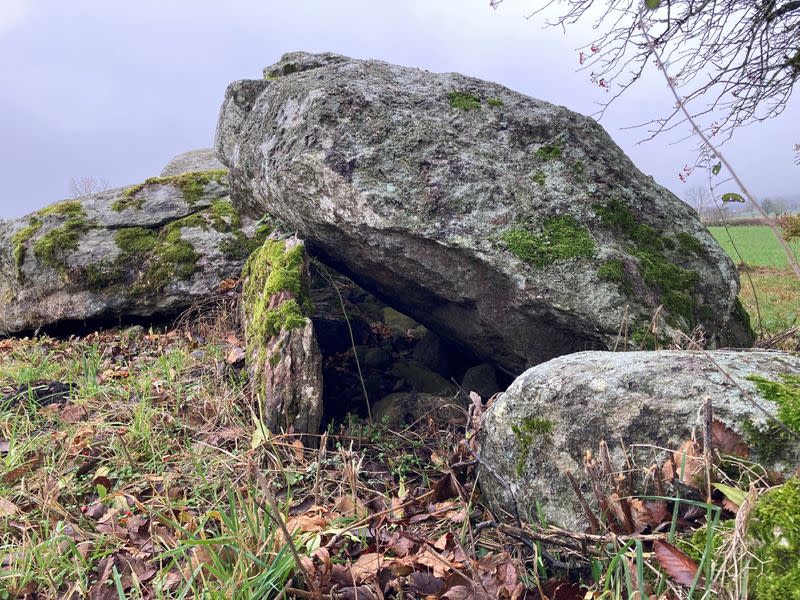 Una vista general muestra la tumba de paso neolítica de Karleby en Falbygden, Suecia, en esta imagen sin fecha obtenida por Reuters el 9 de julio de 2024