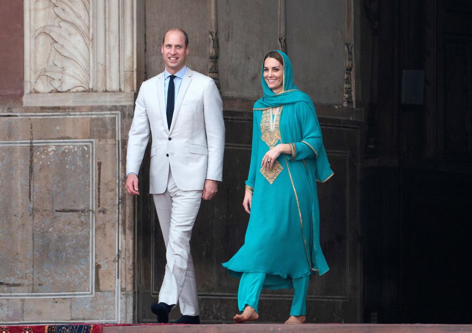 The royal couple made a poignant stop at the Badshahi mosque in Lahore, the same place that Princess Diana saw during her 1991 visit to the country.