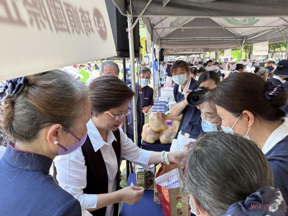 ▲0403地震造成花蓮災情嚴重，慈濟基金會在員林公園舉辦「花蓮震災」義賣愛心市集，彰化縣長王惠美也掏錢購物做愛心，所得全數捐作花蓮賑災之用。（記者陳雅芳攝）