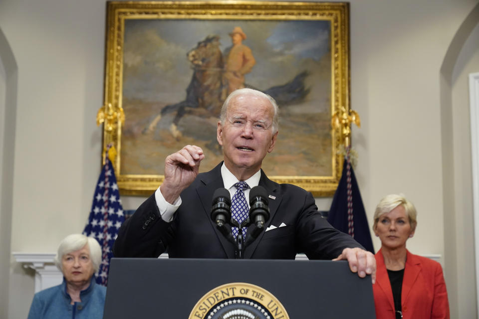 El presidente Joe Biden habla sobre los precios de la gasolina y las ganancias de las compañías petroleras en el Salón Roosevelt de la Casa Blanca, el lunes 31 de octubre de 2022, en Washington. A la izquierda lo escucha la secretaria del Tesoro Janet Yellen y a la derecha la secretaria de Energía, Jennifer Granholm. (AP Foto/Alex Brandon)