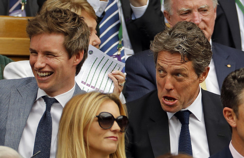 <p>Beim Wimbledon-Finale verliert Hugh Grant ob der grandiosen Leistung von Roger Federer, der das Turnier zum bereits achten Mal gewann, die Kontrolle über sein Gesicht. Kollege Eddie Redmayne bleibt dagegen cool. (Bild: Alastair Grant/AP/dpa ) </p>