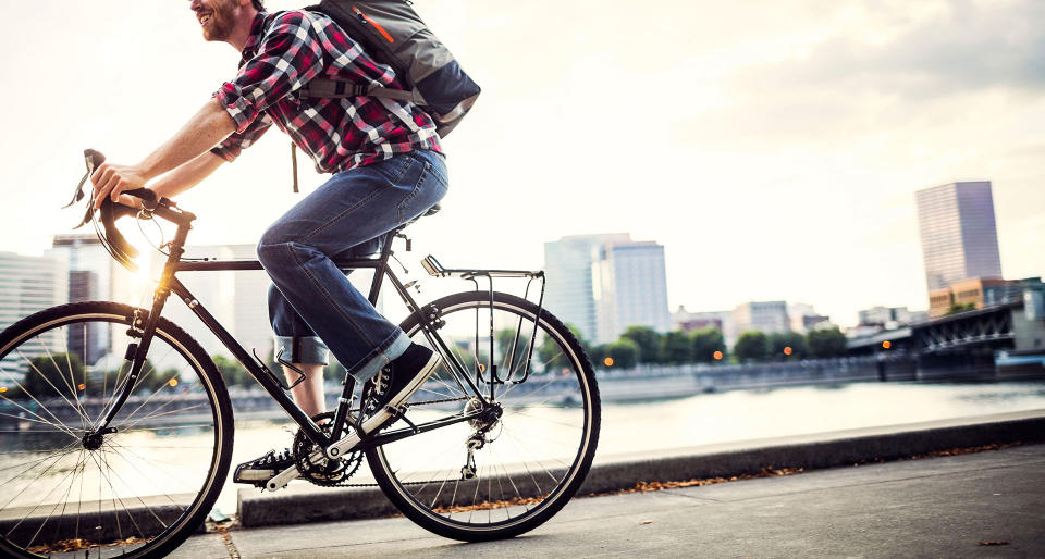 Ir al trabajo en bicicleta protege al corazón y nos hace más optimistas y capaces de afrontar las tareas cotidianas.