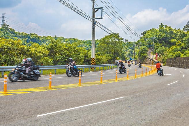 新竹縣峨眉鄉台3線易發生事故路段，畫1快1慢車道及設防撞軟桿，迫使重機減速，警方並將在北埔鄉段設區間測速照相，讓重機飆車無所遁形。（羅浚濱攝）