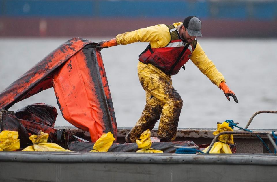 Crews work to <a href="http://www.huffingtonpost.ca/2015/04/10/vancouver-oil-spill-cleanup_n_7044398.html" target=_blank">clean up the North Vancouver shoreline</a> on April 12, 2015, four days after <a href="http://www.huffingtonpost.ca/2015/04/09/crews-work-to-contain-bun_n_7032316.html?utm_hp_ref=canada-british-columbia&ir=Canada+British+Columbia" target="_blank">bunker fuel leaked</a> into English Bay.