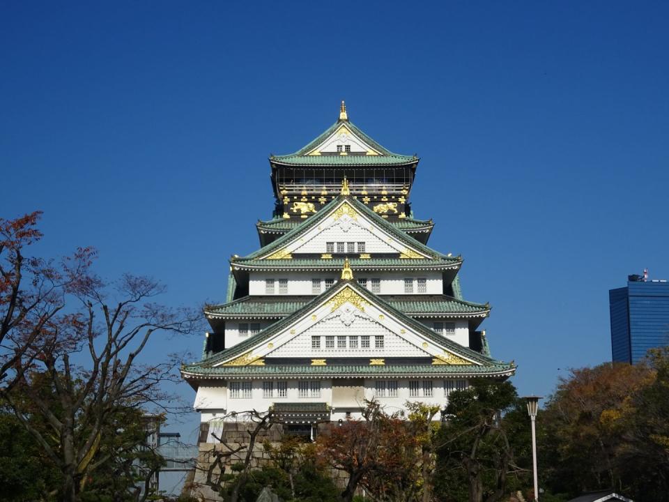 <p>Osaka Castle, one of the most famous and historic castles in all of Japan, is also among the most beautiful. Located in Kyobashi, it's now a five-storey museum which usually draws in a steady crowd of visitors each year. </p>