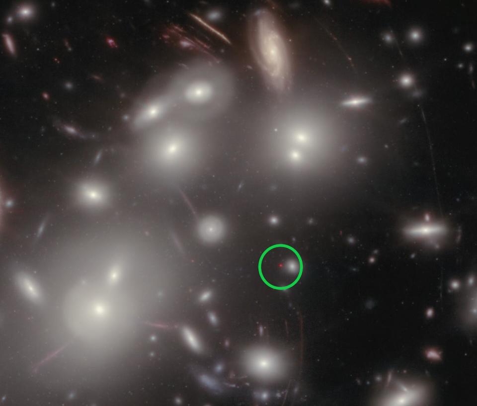 El punto rojo en esta nueva instantánea del James Webb podría indicar la existencia de un agujero negro supermasivo formado en el Universo primitivo. NASA, ESA, CSA, I. Labbe (Swinburne University of Technology), R. Bezanson (University of Pittsburgh), A. Pagan (STScI)